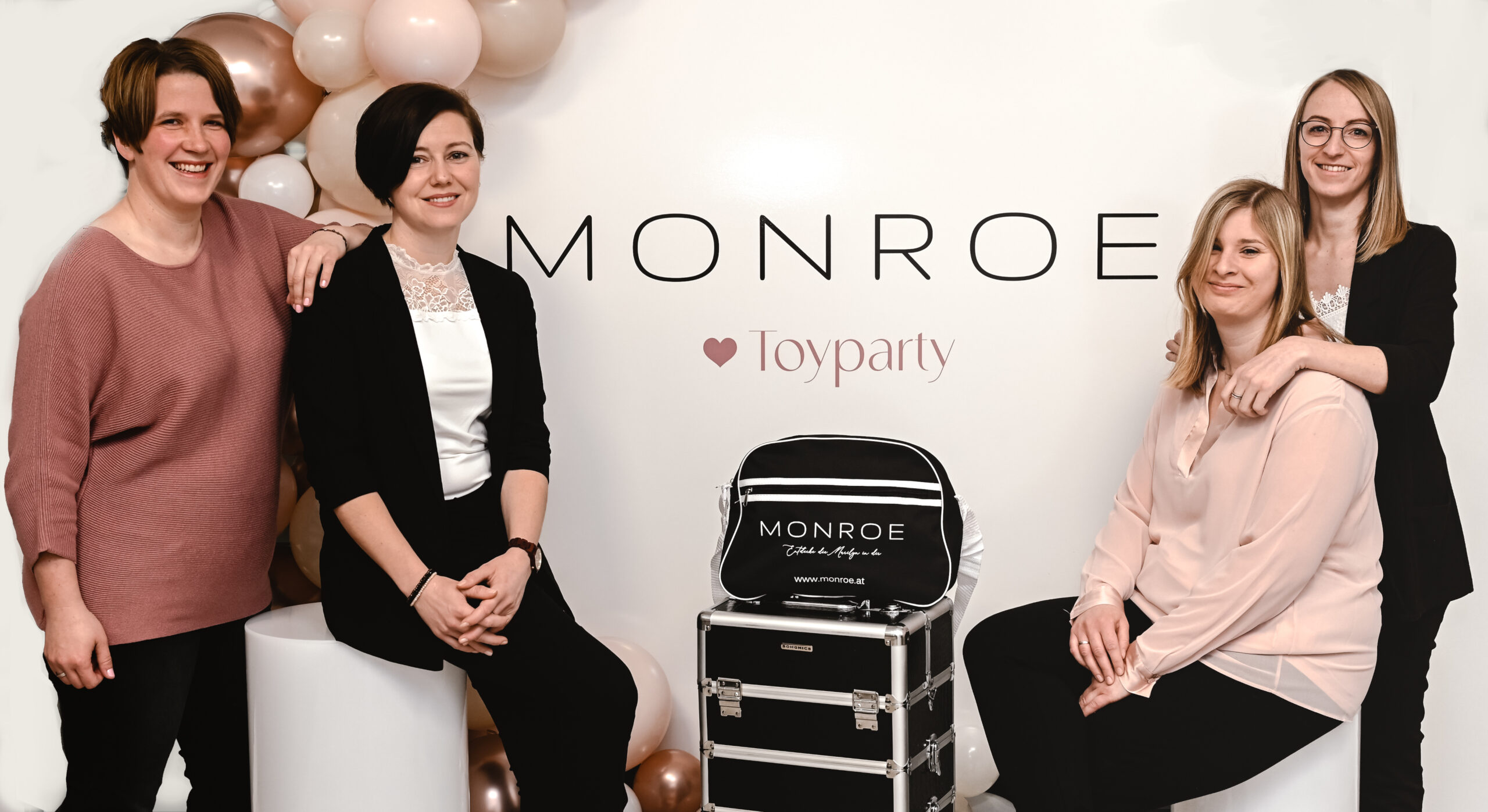 1 (26)_Buero_u_Versandteam_MONROE_web Unser Büro- und Versandteam (v. l. n. r. Sandra, Sabine, Lisa und Manuela)
